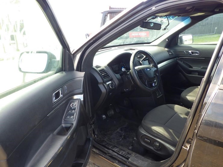 2016-ford-explorer-image-5