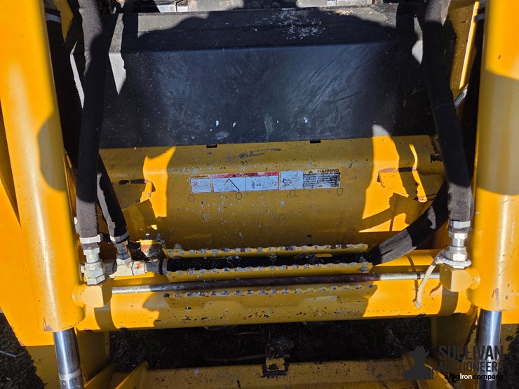 john-deere-325-image-11