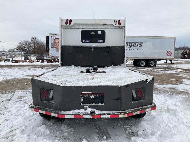 2005-freightliner-m2-106-image-4