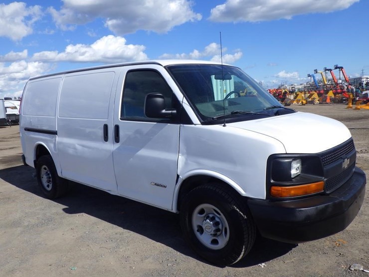 2005-chevrolet-express-2500-image-2
