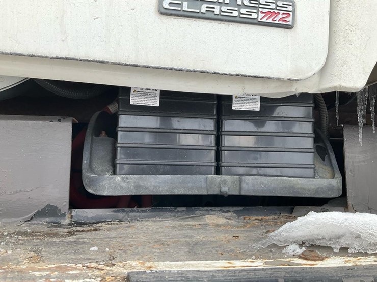 2005-freightliner-m2-106-image-20