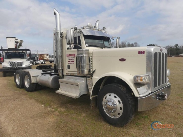 2019-peterbilt-389-image-1