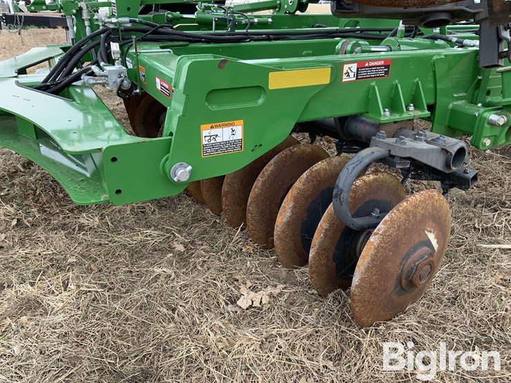 2019-john-deere-33-image-14