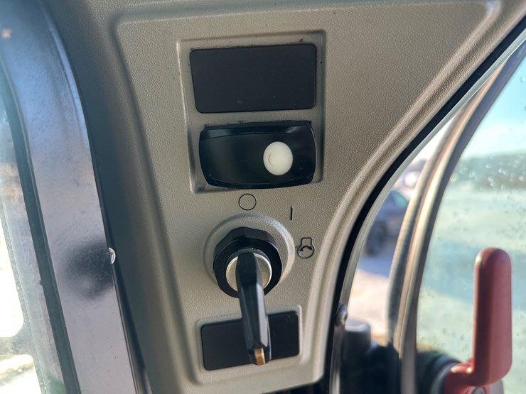 2018-caterpillar-236d-image-36