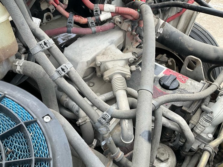 2005-freightliner-m2-106-image-77