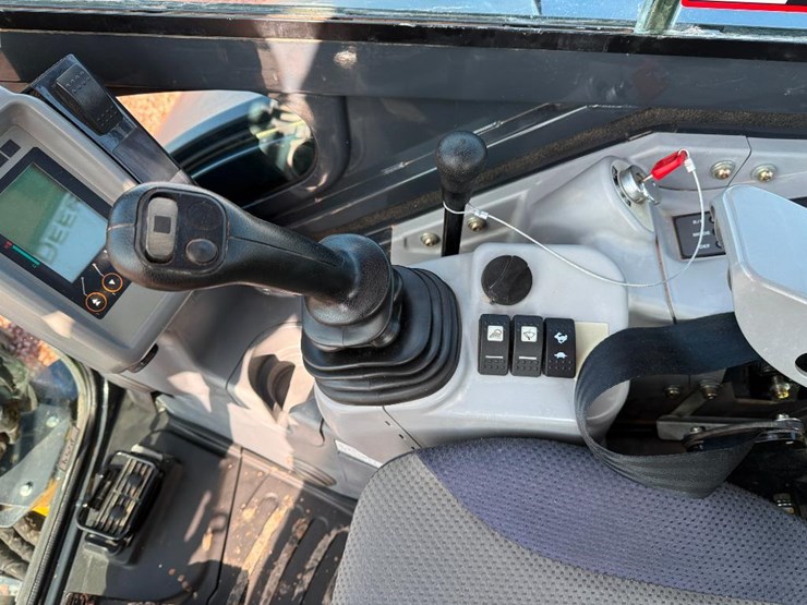 2021-deere-30g-image-48