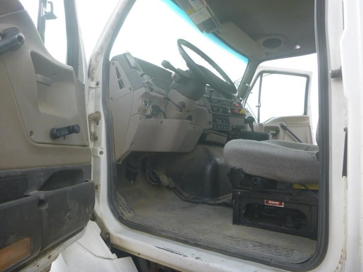 2008-sterling-lt9500-image-12