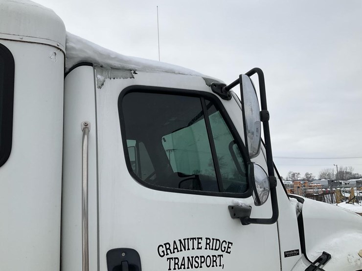 2005-freightliner-m2-106-image-51