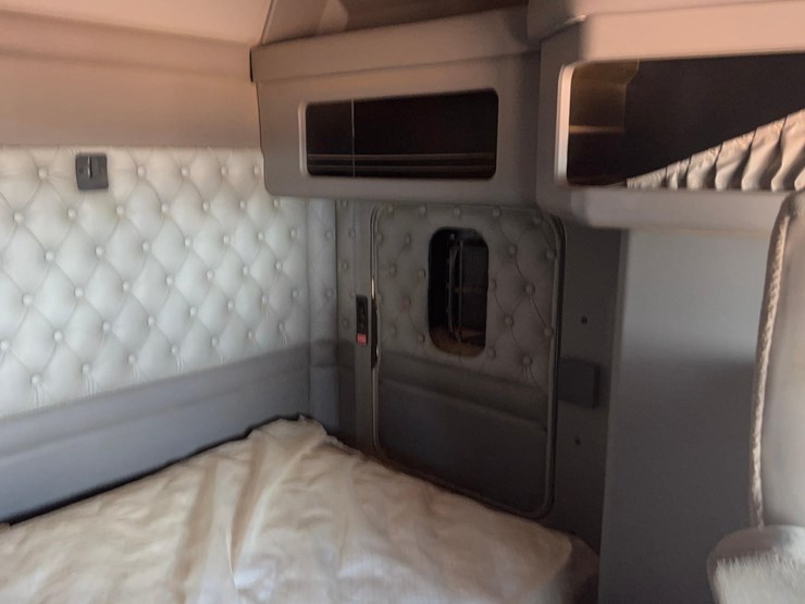 2004-kenworth-w900-image-45