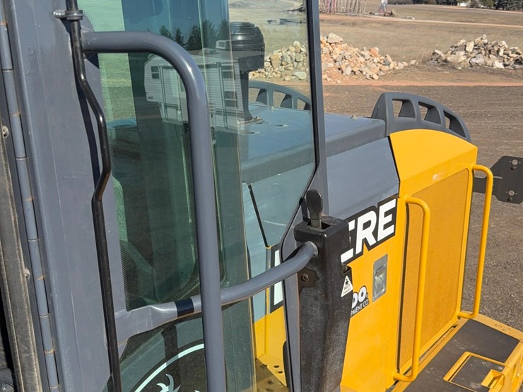 2011-deere-524k-image-32