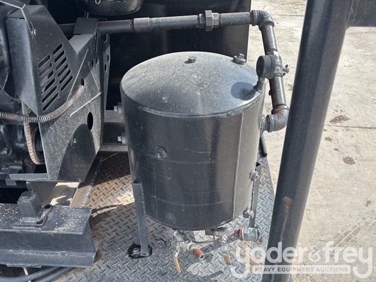 2009-ford-750-image-34