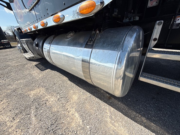 peterbilt-579-image-28