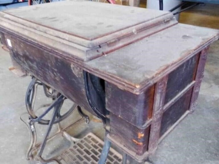 antique-sewing-machine-image-3
