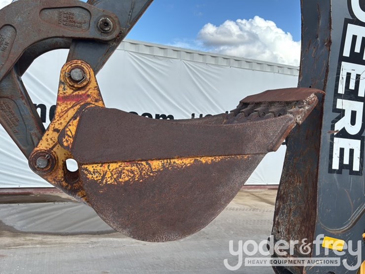 2019-deere-310l-image-32