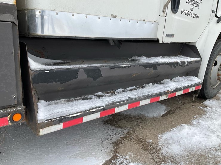 2005-freightliner-m2-106-image-53