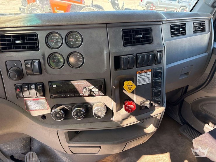 2016-peterbilt-579-image-23