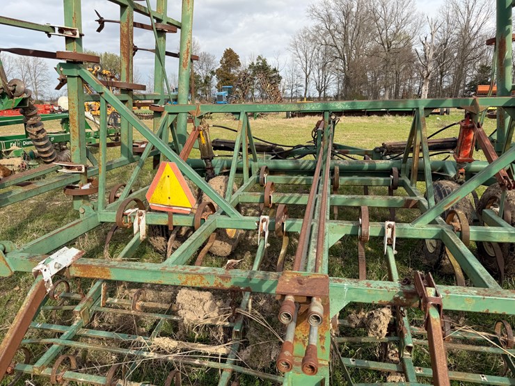 john-deere-32-image-50