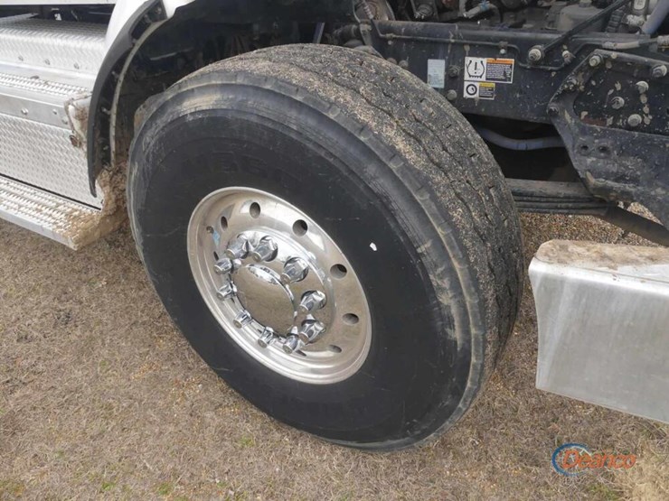 2017-peterbilt-567-image-14