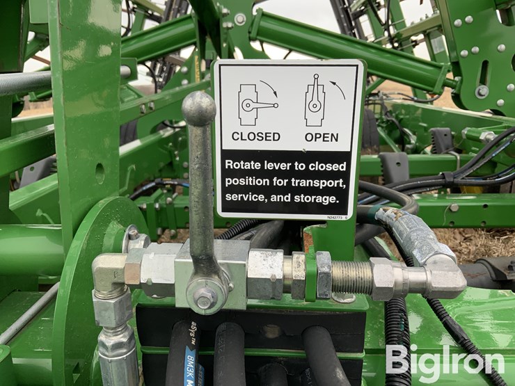 2019-john-deere-33-image-11