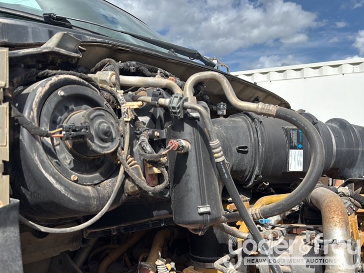 2009-ford-750-image-24