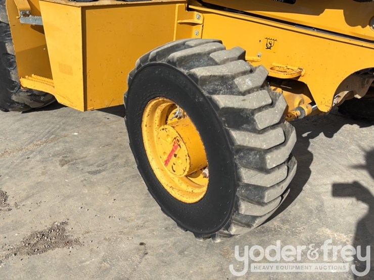2019-deere-310l-image-13