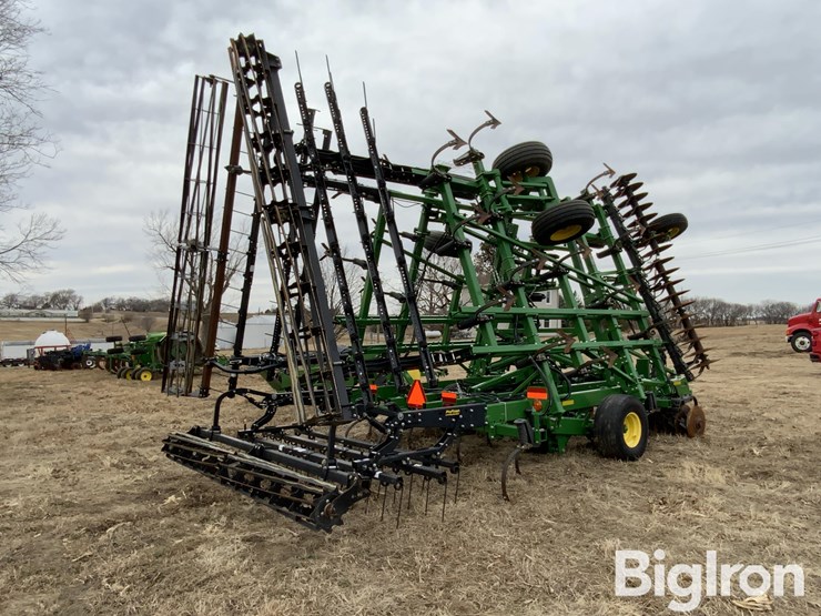 2019-john-deere-33-image-5