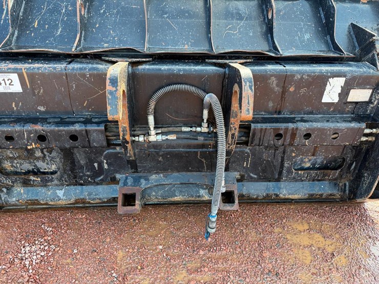 caterpillar-120-image-12