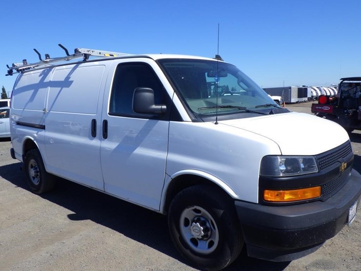 2018-chevrolet-express-2500-image-2