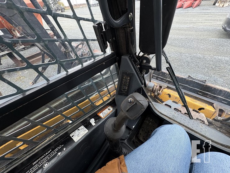 2015-deere-326e-image-16