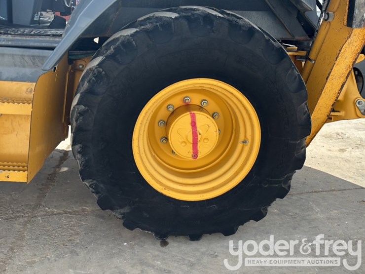 2019-deere-310l-image-12