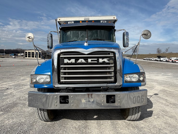 2017-mack-granite-gu713-image-52