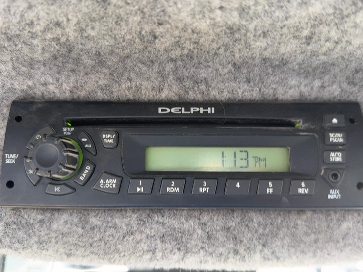 2011-deere-524k-image-38