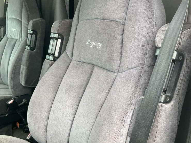 2005-freightliner-m2-106-image-82