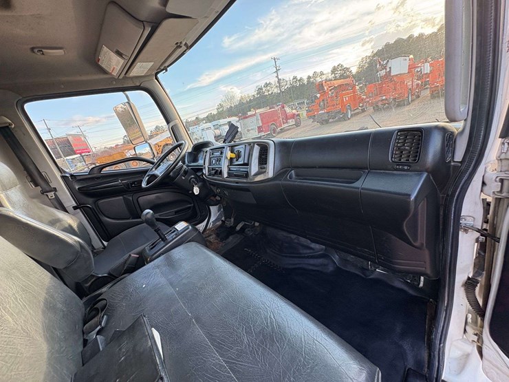 2018-hino-268a-image-21