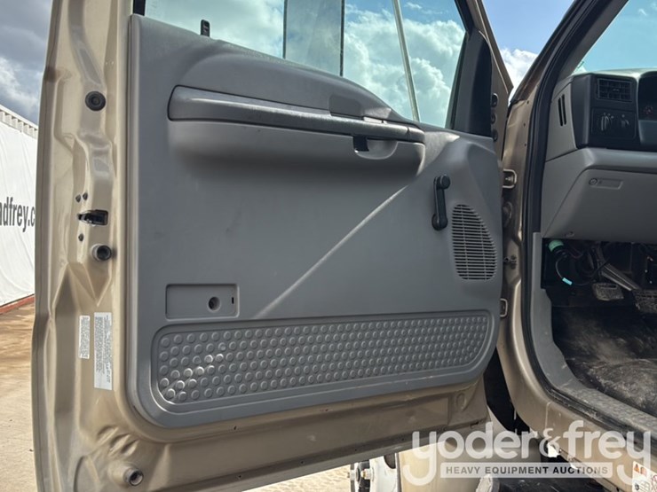 2009-ford-750-image-41