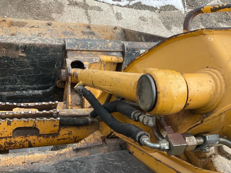 2004-john-deere-320-image-29