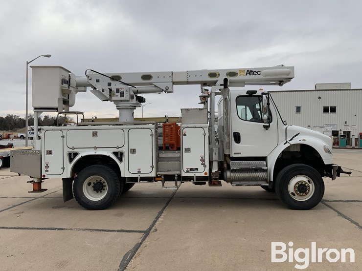 2009-freightliner-m2-106-image-4