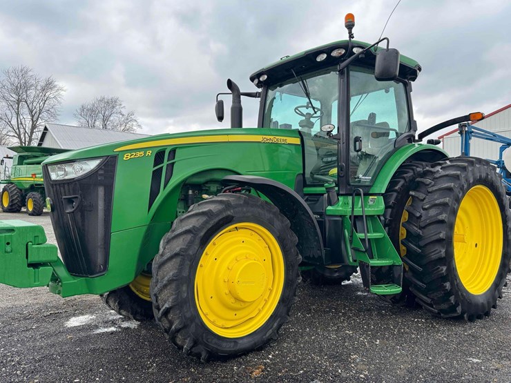 2013-john-deere-8235r-image-32
