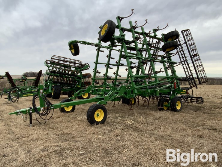 2019-john-deere-2330-image-1