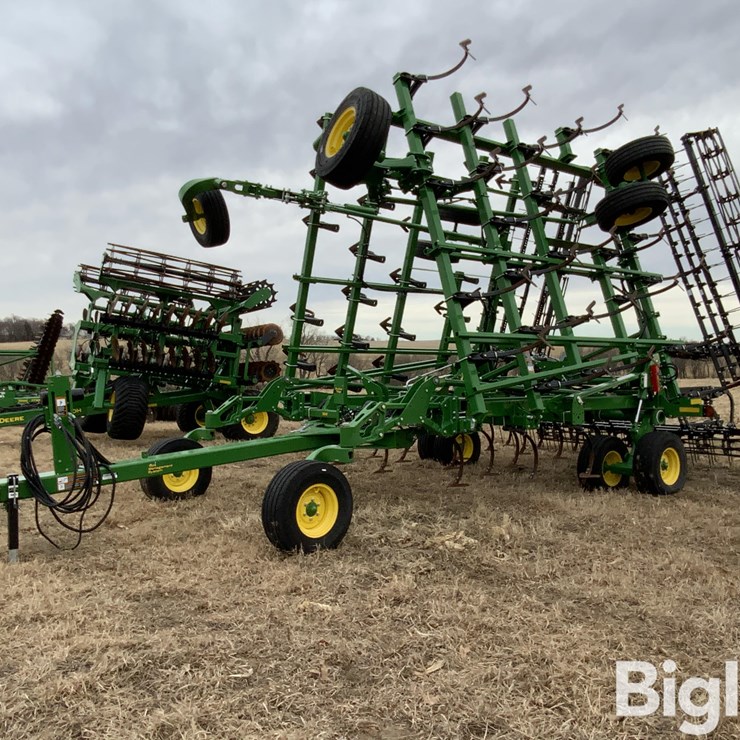 2019 JOHN DEERE 2330