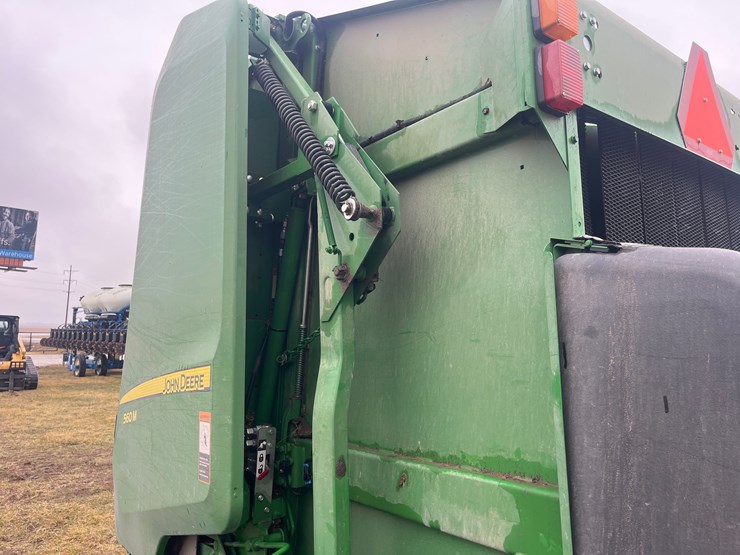 john-deere-560m-image-19