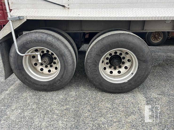 2002-vantage-39-ft-image-12