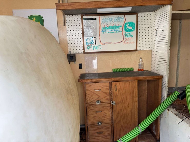 manac-enclosed-tender-trailer-with-2550-gal-tank---35'-long-x-8'-wide-x-8.5'-tall-image-23