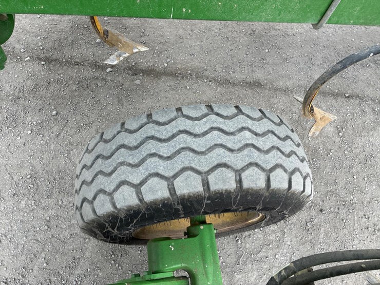 john-deere-2310-image-61