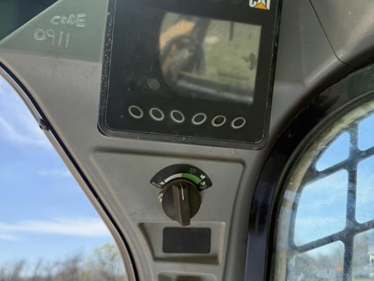 #70-•-cat-2890-two-speed-high-flow-xps-skid-steer-image-14