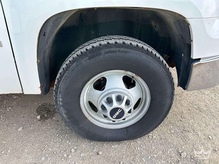 2008-gmc-3500-hd-4x4-ext.-cab-9ft.-flatbed-truck-image-36