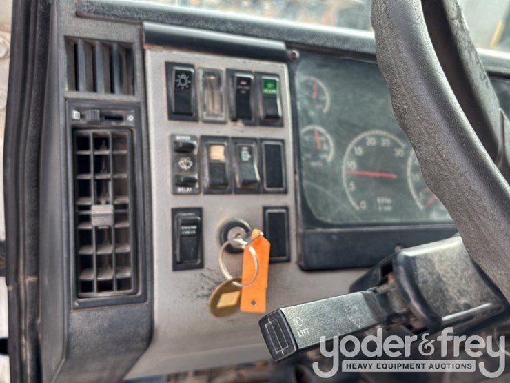 2002-freightliner-fl70-image-52