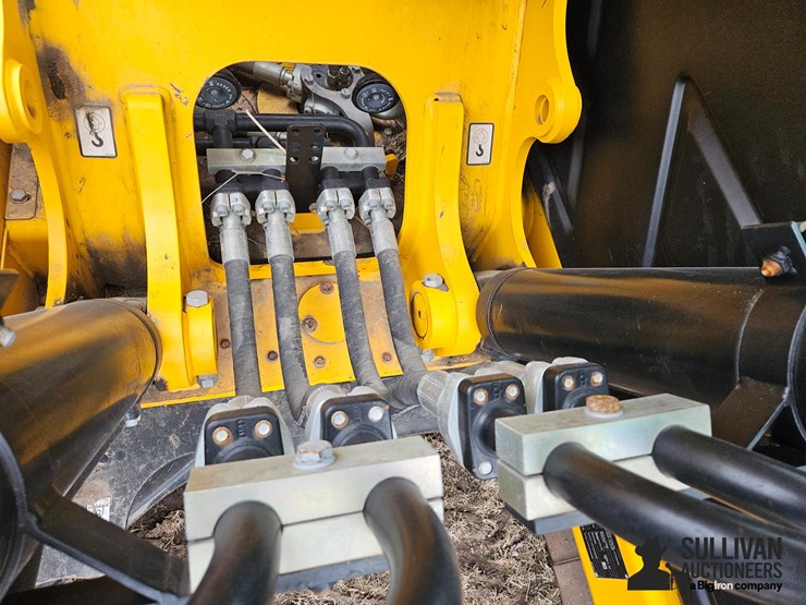 2018-jcb-220x-lc-image-15