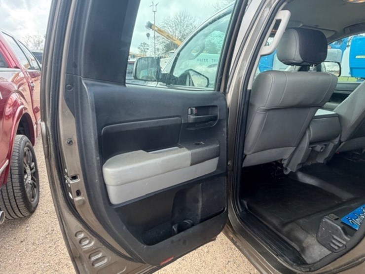 2010-toyota-tundra-image-24