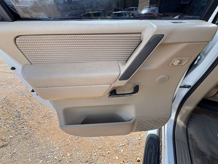 2010-nissan-titan-se-image-17